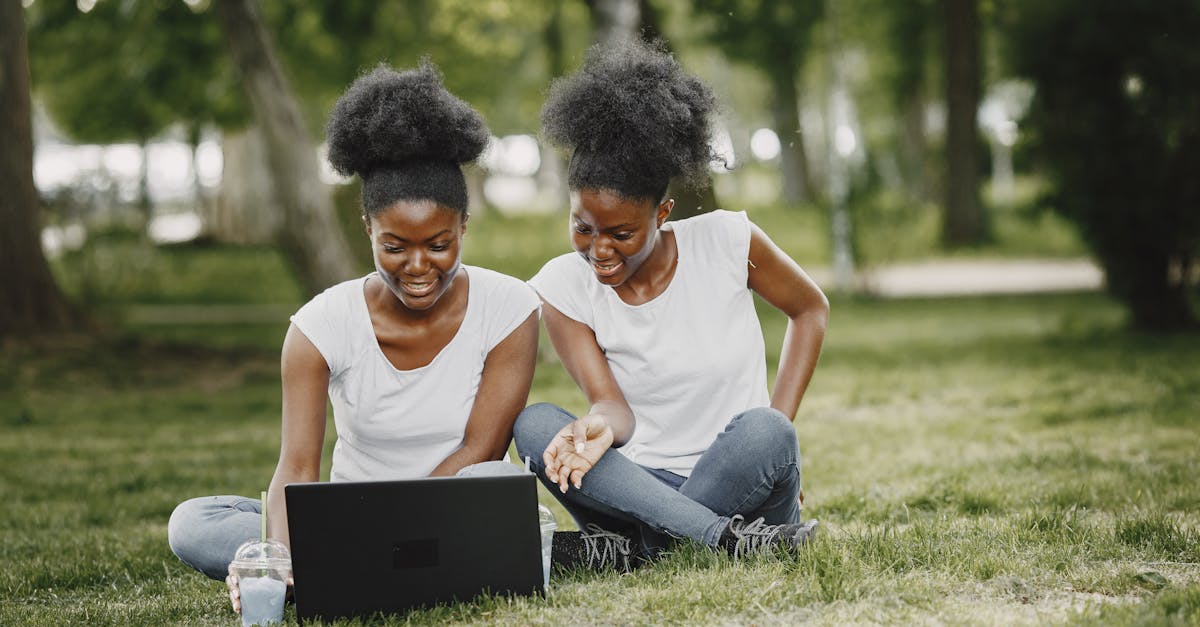 découvrez comment les jumeaux numériques transforment l'industrie en permettant une modélisation virtuelle précise pour optimiser les processus, réduire les coûts et améliorer la prise de décision.